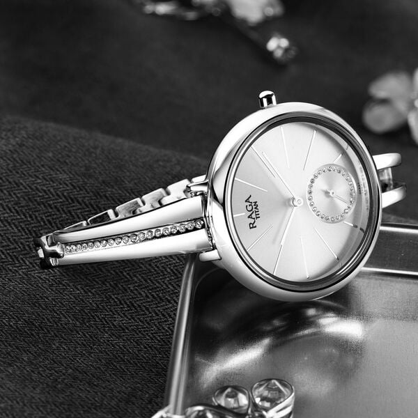 టైటాన్ రాగ వివా సిల్వర్ డయల్ మహిళలు మెటల్ స్ట్రాప్‌తో చూడండి